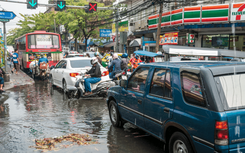 thaiföldi utca esőben